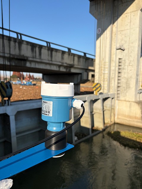 河道雷达液位计2.jpg